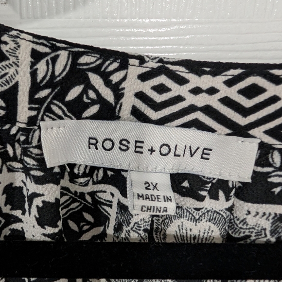 Rose +Olive Black and White Patterned Sleeveless Neck Tie Blouse in Size 2X - Picture 2 of 10